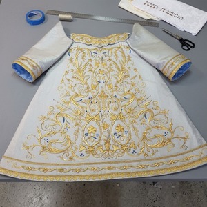 Robe liturgique personnalisée en satin blanc avec broderie dorée, vêtement religieux fait main, robe de statue d'église, vêtement mariaque liturgique - Product Image 1