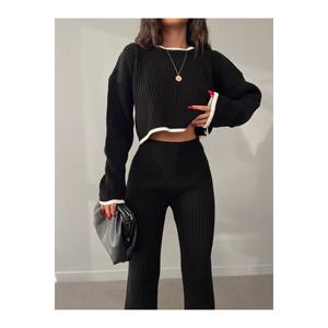 Conjunto de Punto Milano 2026 Beige Café con Rayas Intersticiales y Abertura, Pantalones Cortos y Top para Mujer - Product Image 5