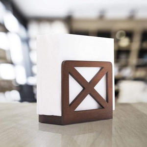 Porte-serviettes fait main en bois de chêne de haute qualité avec une élégante conception de feuille de bois sculpté pour les fournitures de restaurant en vente - Product Image 4