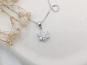 Collar con Colgante de Diamante Moissanite de Moda con Diseño de Flor en Oro de 14k para Mujer, Joyería Fina Minimalista a Bajo Precio - Product Image 4