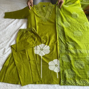 Conjunto de Kurti, Pantalón y Dupatta de Algodón Puro de Diseño VASTRA COTTAGE, con Bordado y Trabajo Artesanal con Espejos Reales, Ropa Étnica - Product Image 5