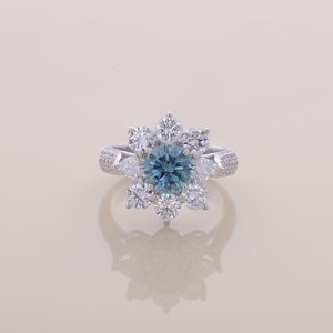 Bague de fiançailles en or blanc/rose et or jaune 14 carats avec diamant bleu rond de laboratoire certifié IGI et halo floral à taille triligne latérale - Product Image 1