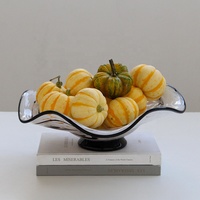 Bixuan handgemaakte soda-lime ivoorwitte wolkvormige mondgeblazen glazen schaal met zwarte rand, golvende rand, voet en modern kunstfruitdecor.