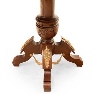 โต๊ะข้างทรงกลมหรูหราพร้อมท็อปหินอ่อนสีเข้มพรีเมียม ตกแต่งด้วยทองเหลืองประดับอย่างสวยงาม และฐานทรงเสาตรงกลาง เหมาะสำหรับตกแต่งพระราชวัง - Product Image 3