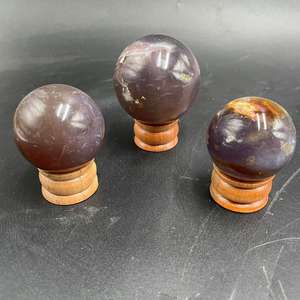 Sphère de cristal de calcédoine violette naturelle de qualité supérieure, boule de pierre précieuse polie avec un ton lavande doux, pierre de guérison, taille 3-5 cm - Product Image 1