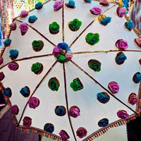 Parapluie en coton multicolore fait à la main avec des roses multicolores et des broderies Zari, parapluie pour mariage, fête, Hldi, décoration Mehendi