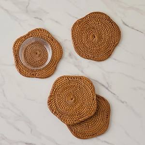 Ensemble de sous-verres en rotin tissé à la main avec bordure festonnée Dessous de verre en osier naturel Accessoires de table décoratifs faits à la main - Product Image 1