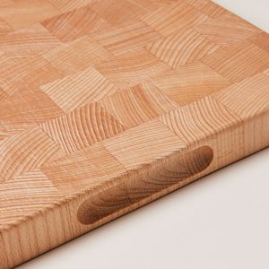 Planche à découper en bois de teck de Rachel avec un motif à carreaux épais, finition brun naturel. - Product Image 3
