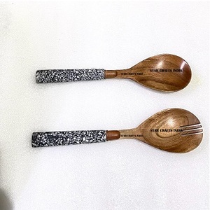 Ustensiles de cuisine Serveur à salade en bois durable Fourchette et cuillère à dîner Serveur à salade à long manche avec poignée en osier - Product Image 2