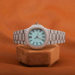 Montre-bracelet en diamant Moissinatie pour femmes avec cadran bleu numérique Montre de luxe personnalisée à la main au design fou Montre entièrement glacée - Product Image 1