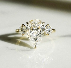 Anillo de Diamantes Cultivados en Laboratorio con Corte Pera de 2.20 CTW, Oro Amarillo de 14K, VS1, Anillo de Compromiso de Tres Piedras, Joyería Fina para Novia - Product Image 1