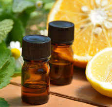 ของเหลวสีเหลืองอ่อนถึงเหลือง