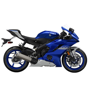 Motocicleta Yamaha YZF R6 con sistema de frenos ABS avanzado, optimizada para carreras, que ofrece un rendimiento en carretera fuerte, seguro y reactiva. - Product Image 2