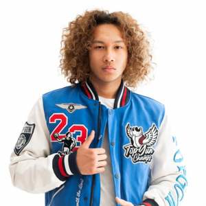 Veste Letterman brodée pour homme de haute qualité | Personnalisable avec logos, noms et numéros d'équipe - Product Image 3