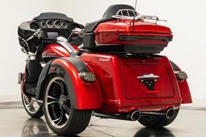 TUK 2021 CVO Tri-Glide Naranja Atardecer y Negro Disponible para Venta en 2023 2024 2025 con Rendimiento Completo - Product Image 2