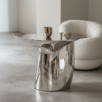 Table console en aluminium argenté poli, style moderne et artistique, base torsadée miroir, rangement, décoration d'accent pour salon de luxe, fabrication artisanale