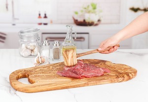 Marteau à viande en bois d'olivier fait main ArrtisRaw Attendrisseur efficace pour la préparation de la viande et la cuisson - Product Image 2