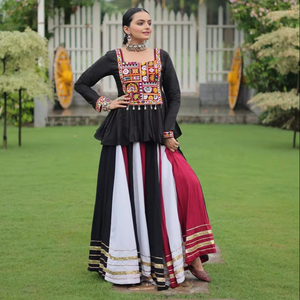Lehenga Choli Dupatta pour femmes, design tendance, vêtements de fête, séchage rapide, disponible en gros auprès de fournisseurs indiens - Product Image 1