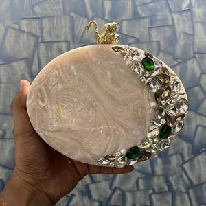 Peinture en résine blanche artisanale de qualité export avec motif ange - Sculpture exquise, cadeau d'affaires tendance - Product Image 1