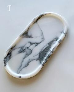 Bandeja de resina de diseño en tonos blancos y grises Bandeja hecha a mano con estilo para decoración del hogar Cocina y uso de regalos de la India - Product Image 1