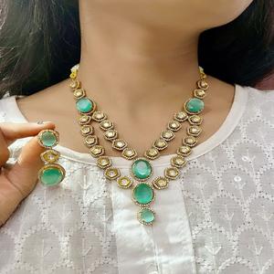 Ensemble de collier Polki à double couche avec boucles d'oreilles pour femmes, parfait pour les soirées, collier de luxe en laiton de qualité supérieure - Product Image 1