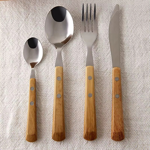 Elegante juego de cubiertos de acero inoxidable con mango de madera adecuado para picnics fiestas en el jardín barbacoas comidas familiares - Product Image 1