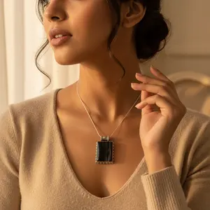 Colgante Geométrico Plateado en Platino y Rodio con Ónix Negro y Detalles de Turquesa/Circonita/Diamante para Mujer - Product Image 1