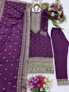 Ensemble Kurti de mariage en soie Chinon pure de haute qualité, avec broderie en fausse fourrure et sequins, par FabZone - Product Image 2