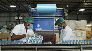 Máquina de Envasado por Termoencogimiento Semiautomática Eléctrica Confiable, Soluciones Eficientes para el Empaquetado de Cajas de Bebidas, Componentes Principales: Motor y Engranaje - Product Image 5