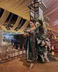 Ensemble 3 pièces de créateur en soie lourde, brodé de sequins et de fils, avec pantalon orné de dentelle et dupatta en faux georgette - Product Image 2