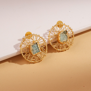 Boucles d'oreilles classiques en forme de lune en alliage de zinc doré avec jade, fabriquées à la main |   Boucles d'oreilles uniques pour femmes - Product Image 2