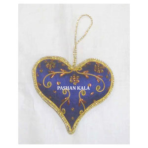 La plus attrayante broderie Zari arbre de Noël suspendu ornement en forme de coeur avec travail perlé utilisé pour la décoration de fête de Festival - Product Image 1