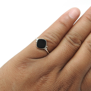 Bague en forme de coussin en onyx noir naturel pour fiançailles Bagues en argent sterling 925 faites à la main pour femmes et filles OEM - Product Image 3