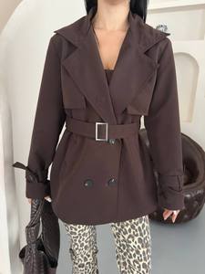 Manteau trench décontracté marron pour femme avec ceinture, manches longues, col chemise, longueur standard, coupe ajustée, couleur unie, coupe-vent, réversible, pour l'automne - Product Image 3
