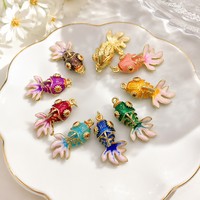 Breloque Poisson Rouge Émaillé Coloré Plaqué Or 18K, Pendentif Poisson Porte-Bonheur, Accessoire de Bijouterie Mignon pour Collier, Bracelet, Bricolage