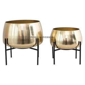 Jardinière en métal robuste de forme ronde finie en émail de concepteur unique de couleur blanche et or pour la décoration de hall de maison et d'hôtel - Product Image 2