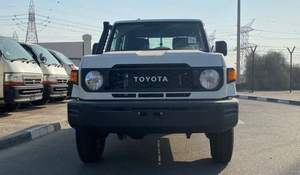 LandCruiser Pick-Up Double Cabine 2024, essence/essence, 4 roues motrices, transmission automatique, intérieur foncé, caméra arrière disponible à la vente - Product Image 4