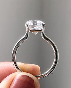 Élégante bague de fiançailles solitaire en moissanite de trois carats coupe émeraude en argent sterling 925 avec bande minimaliste de 1,8mm - Product Image 4