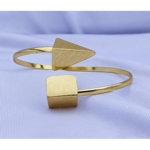 Bracelets en laiton faits à la main, plaqués or, forme pyramidale tendance, style et design uniques - Product Image 2