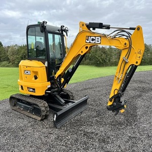 Attache de bulldozer JCB, mini-excavatrice sur chenilles jaune, chargeuse compacte sur chenilles de 15 tonnes, équipement de construction - Product Image 1