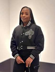 Chaqueta Bomber Corta de Estilo Universitario con Logotipo Personalizado, Bordado Chenille, Estampado de Cuero, Ropa Urbana para Mujer, Fabricante OEM - Product Image 4