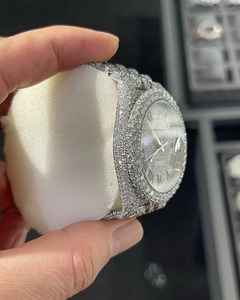 นาฬิกาไอซ์เอาท์ไวท์โกลด์พร้อมเพชรธรรมชาติหน้าปัดเรืองแสงและคุณสมบัติกันน้ำ - Product Image 3