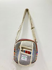 Sacs à bandoulière unisexes en coton multicolores faits à la main par des artisans, écologiques, durables, élégants, pour une utilisation en soirée - Product Image 6