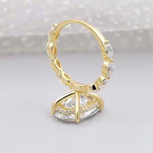 Anillo de compromiso con diamante de corte ovalado y halo oculto con piedras laterales marquise - Product Image 5