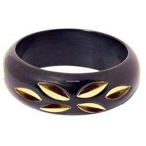 Bracelet en résine noir et blanc incrusté de feuilles de métal en laiton Bracelet de mode bicolore fait à la main pour femme - Product Image 5