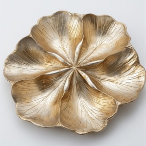 Serveur de fruits secs de luxe en verre d'aluminium fabriqué à la main avec trois compartiments finition or brillant conçu pour un dîner élégant - Product Image 6