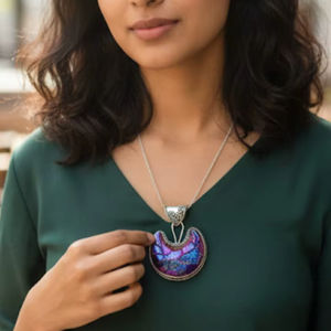 Pendentif en mosaïque de lune croissante bohème en argent sterling, incrustation artisanale en forme de lune irisée violette - Product Image 2
