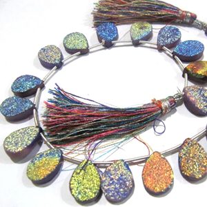 Ágata recubierta de Titanio Natural, cuentas en forma de pera Druzy púrpura, fabricación de joyas, hebra de cuentas de 10 pulgadas de largo - Product Image 1
