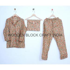 Ensembles de pyjama à fleurs confortables pour l'été Doux et respirant Style classique élégant et décontracté pour se prélasser - Product Image 1