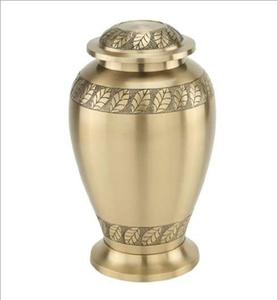 Urna funeraria blanca y plateada, con un borde de animal grabado a mano. Disponible a precio mayorista. - Product Image 5